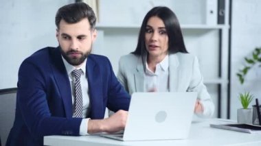 Ofiste işadamıyla tartışan hoşnutsuz iş kadını. 