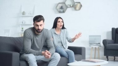 Memleketinde bir erkekle kavga eden hoşnutsuz bir kadın. 