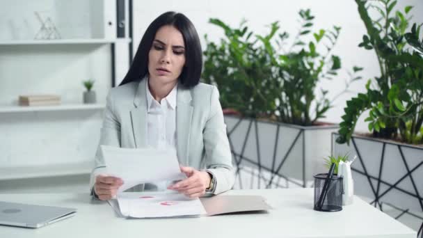 Mujer Negocios Disgustada Mirando Los Documentos Oficina — Vídeos de Stock