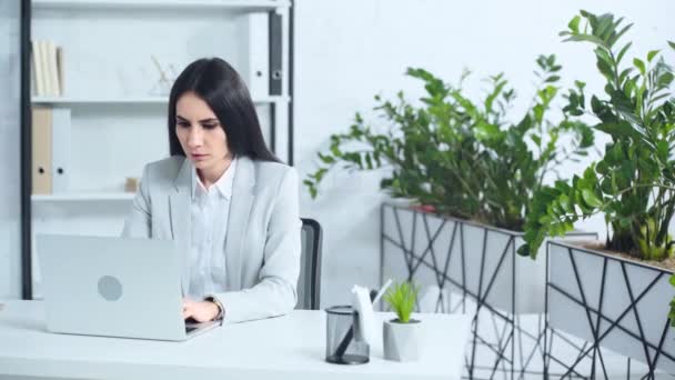 オフィスでノートパソコンを使う不満ビジネスウーマン — ストック動画