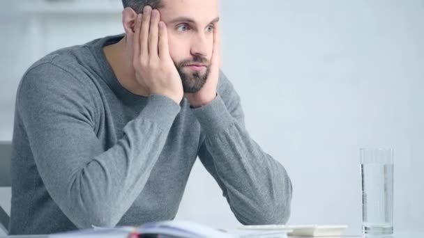 Hombre Preocupado Tocando Cara Mientras Está Sentado Escritorio — Vídeos de Stock