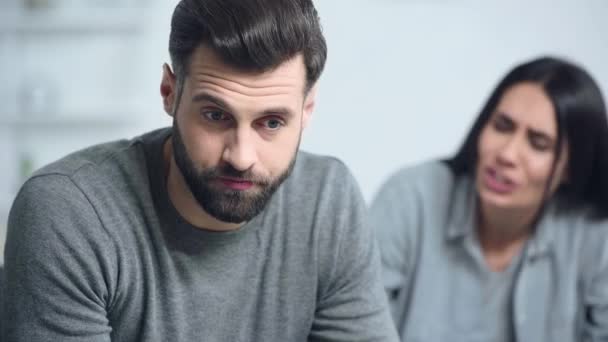 男人坐在不高兴的女朋友身边的选择性焦点 — 图库视频影像