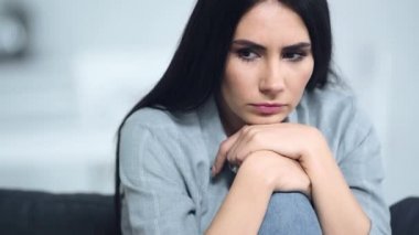 üzgün ve çekici kadın uzağa bakıyor 