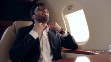 Uçakla seyahat ederken gülümsemek, giyinmek ve dinlenmek.