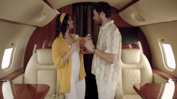 Couple Heureux Tenant Des Verres Champagne Dansant Tout Voyageant Avion — Video