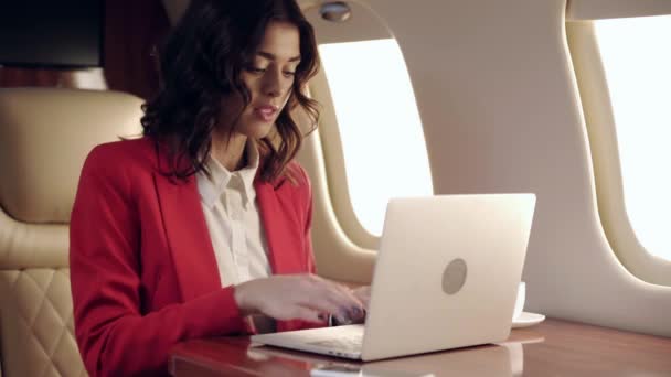 Mujer Negocios Concentrada Escribiendo Ordenador Portátil Mientras Viaja Avión — Vídeo de stock