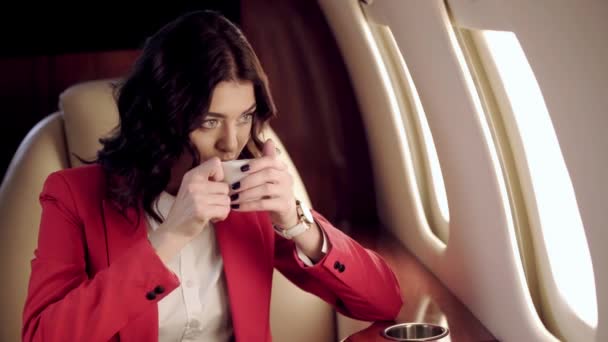 Güzel Kadını Uçakla Seyahat Ederken Kahve Içiyor — Stok video