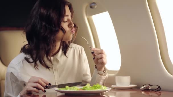 Gülümseyen Kadını Uçakla Seyahat Ederken Taze Salata Yiyor — Stok video