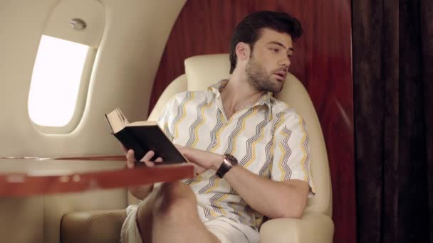 komoly ember beszél és könyvet olvas repülés közben