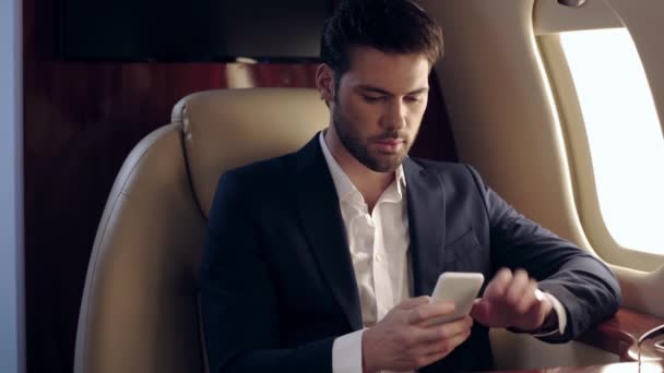 Beau Homme Affaires Bavarder Sur Smartphone Tout Voyageant Avion — Video