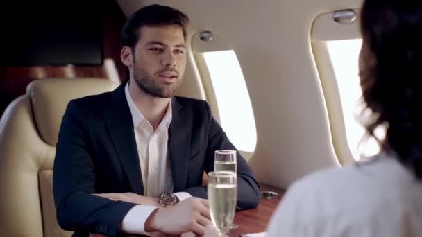 Selektivt Fokus För Två Affärsmän Klinkande Champagneglas Flygplan — Stockvideo