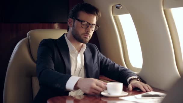 Homme Affaires Confiant Boire Café Tout Voyageant Avion — Video