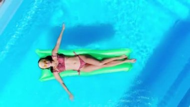 Havuzda yüzen seksi kız manzarası Yazın yüzme havuzunda yüzer