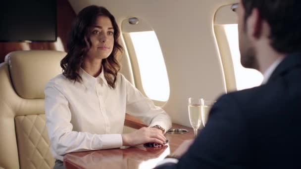 Вибірковий Фокус Бізнес Леді Тремтячи Руками Бізнесменом Літаку — стокове відео