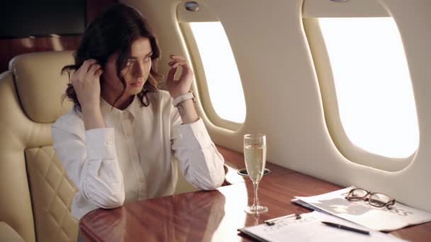 Feliz Empresaria Escuchando Música Auriculares Inalámbricos Avión — Vídeo de stock