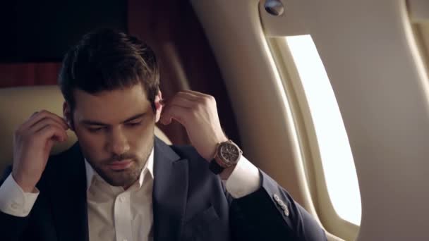 Szczęśliwy Biznesmen Podróżujący Samolotem Słuchający Muzyki Słuchawkach Bezprzewodowych — Wideo stockowe