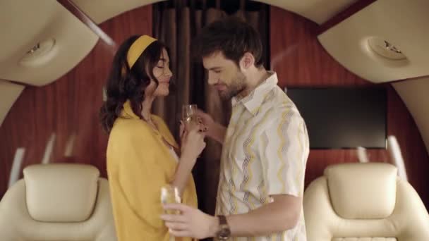 Couple Heureux Dansant Avec Des Verres Champagne Tout Voyageant Avion — Video