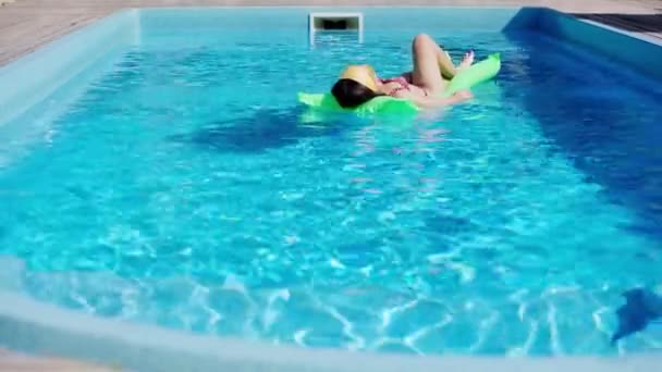 Flicka Simning Pool Flyter Poolen Sommaren — Stockvideo