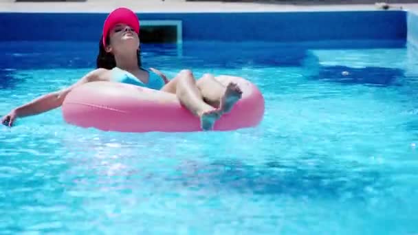 Glückliches Mädchen Beim Schwimmen Auf Schwimmring Schwimmbad Sommer — Stockvideo