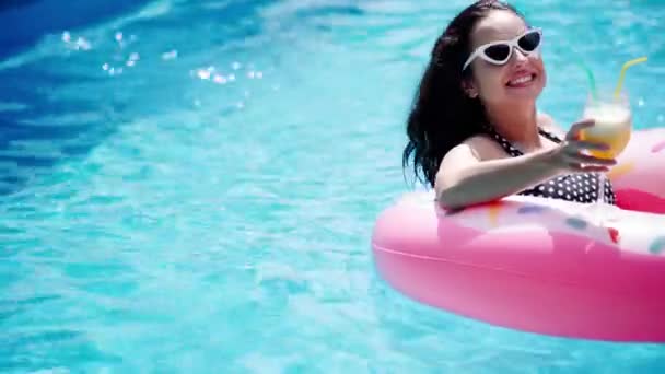 Chica Feliz Gafas Sol Con Cóctel Anillo Natación Donut Piscina — Vídeo de stock