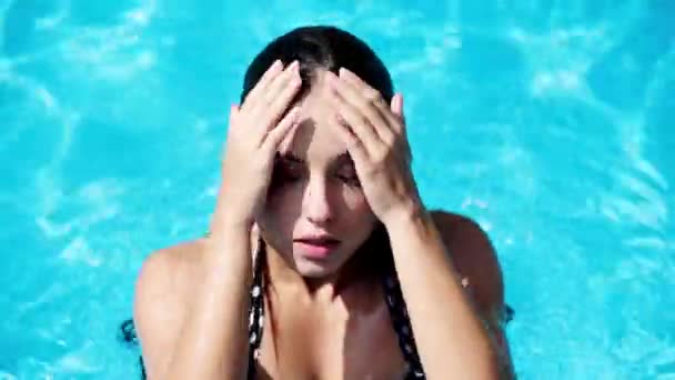 Humide Sexy Brunette Fille Venir Eau Dans Piscine — Video