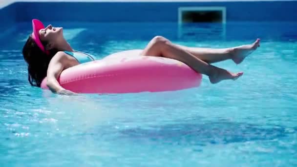 Brunette Girl Swimming Swim Ring Swimming Pool Summer — Stock Video