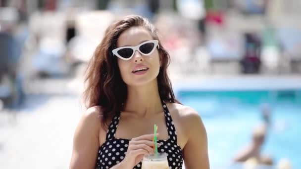 Szczęśliwa Dziewczyna Okularach Przeciwsłonecznych Strój Kąpielowy Świeżym Koktajlem — Wideo stockowe