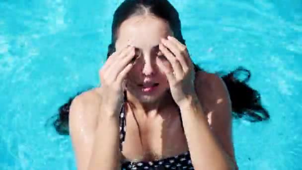 Улыбающаяся Мокрая Сексуальная Брюнетка Поднимающаяся Воды Бассейне — стоковое видео