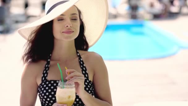 Glückliches Mädchen Mit Strohhut Und Badeanzug Das Frischen Cocktail Trinkt — Stockvideo