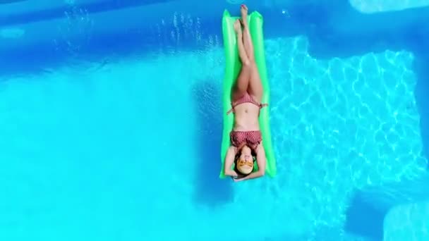 Vista Dall Alto Della Ragazza Sexy Che Riposa Sulla Piscina — Video Stock