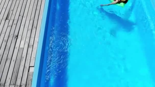 夏天的时候 一个性感的女孩躺在游泳池里 — 图库视频影像