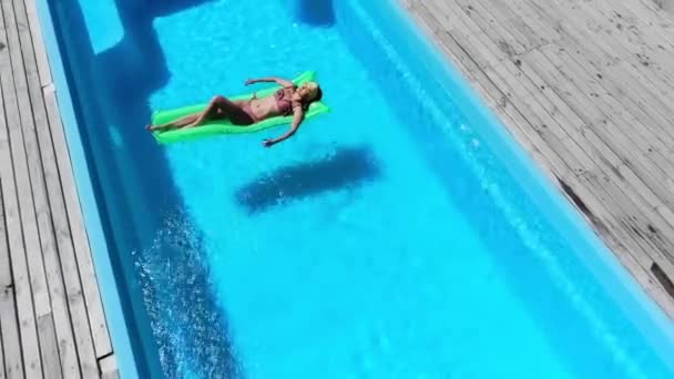 Chica Sexy Descansando Piscina Flotar Piscina — Vídeo de stock