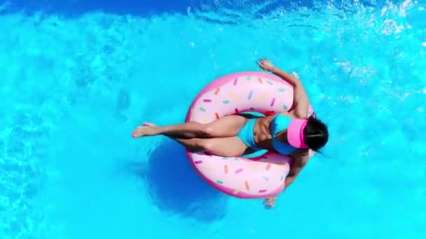 Vista Superior Chica Feliz Agitando Mano Anillo Natación Donut Piscina — Vídeos de Stock