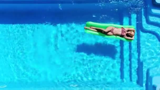 Bovenaanzicht Van Meisje Ontspannen Zwembad Drijven Het Zwembad Zomer — Stockvideo