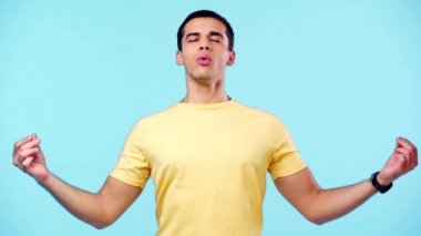 Gülümseyen bir adam, yoga yaparken poz verirken mavi gözleri kapalı.