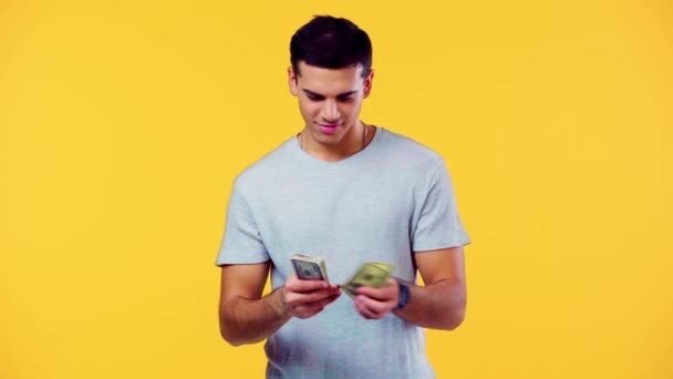 Щасливий Чоловік Рахує Гроші Посміхається Камеру Ізольовано Жовтому — стокове відео