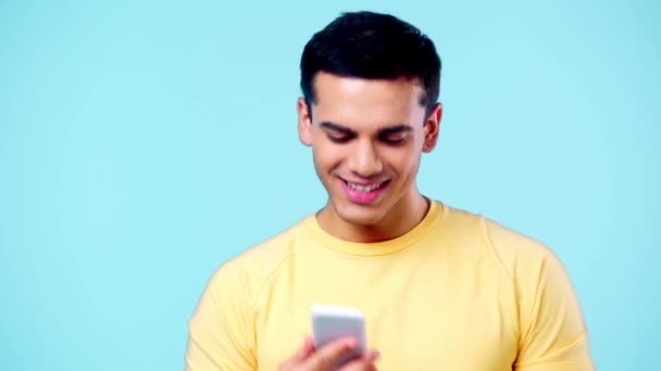 Veselý Muž Ukazuje Smartphone Zelenou Obrazovkou Izolované Modré — Stock video