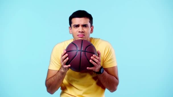 Ventilador Esportes Animado Com Basquete Mostrando Gesto Vencedor Isolado Azul — Vídeo de Stock