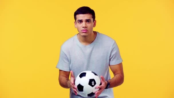 黄色で隔絶されたサッカーボールを保持する動揺スポーツファン — ストック動画