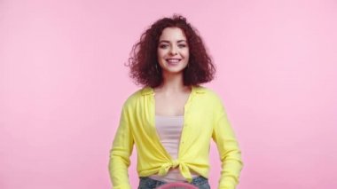 Güler yüzlü, yüzü kararmış, yuvarlak saati olan pembe bir kız.