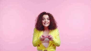 KYIV, UKRAINE - 12 Kasım 2019: Pembe üzerinde joystick 'i olan mutlu kız