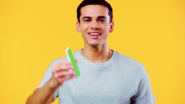 幸せな男は黄色に隔離された緑の画面でスマートフォンを示す — ストック動画