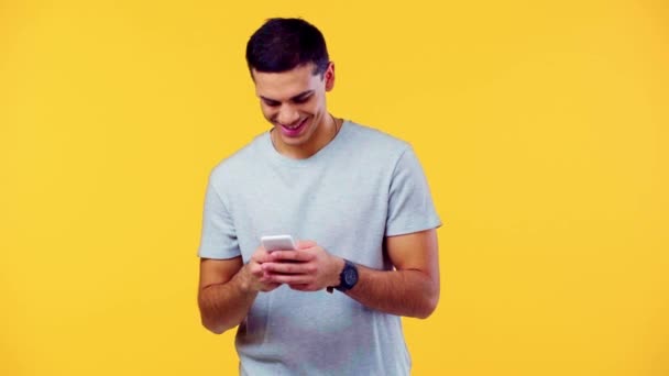 Usmívající Muž Chatování Smartphone Izolované Žluté — Stock video