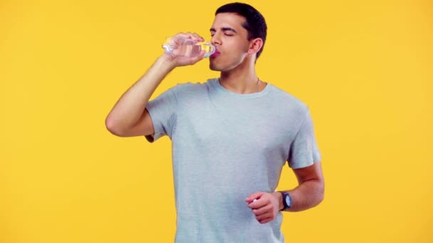 Potěšený Muž Pitné Vody Ukazující Palec Nahoru Izolované Žluté — Stock video