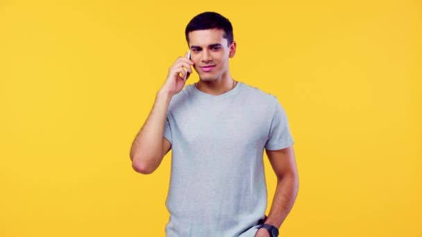 Usmívající Muž Mluví Smartphone Drží Ruku Kapse Izolované Žluté — Stock video