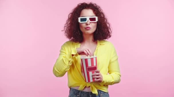 Sorrindo Menina Comendo Pipocas Enquanto Assiste Filme Isolado Rosa — Vídeo de Stock