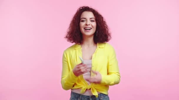 Menina Alegre Mostrando Smartphone Com Tela Verde Isolado Rosa — Vídeo de Stock