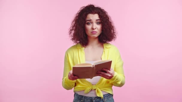 Studente Annoiato Che Copre Testa Con Libro Isolato Rosa — Video Stock