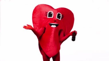 Kalp kostümlü bir kişi orta parmağı beyazın üstünde gösteriyor.