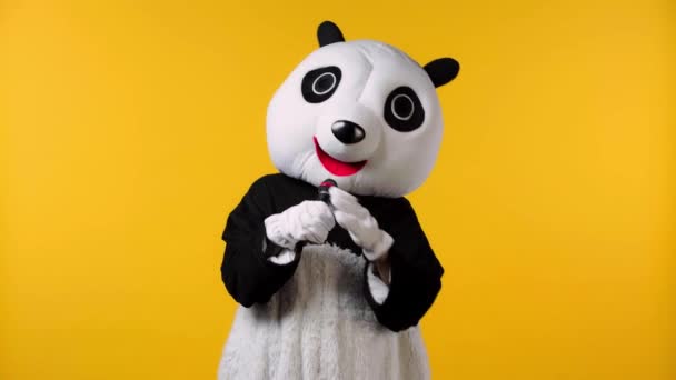 Πρόσωπο Στο Κοστούμι Panda Αρκούδα Κρατώντας Μικρόφωνο Απομονώνονται Κίτρινο — Αρχείο Βίντεο